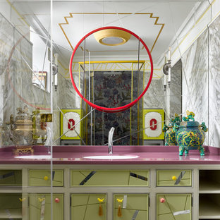 Idee per una stanza da bagno boho chic con ante a filo, ante verdi, lavabo sottopiano e top rosa