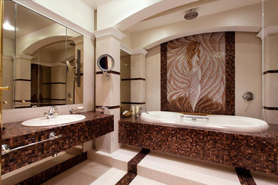 Modelo de cuarto de baño principal tradicional con bañera encastrada, baldosas y/o azulejos en mosaico, paredes multicolor y lavabo encastrado