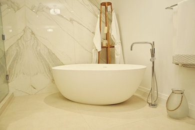 Пример оригинального дизайна: ванная комната среднего размера в современном стиле с отдельно стоящей ванной, мраморной плиткой и душевой кабиной