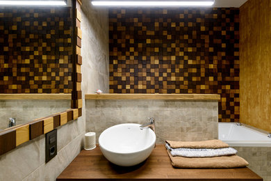 Modelo de cuarto de baño escandinavo con baldosas y/o azulejos marrones y encimera de madera