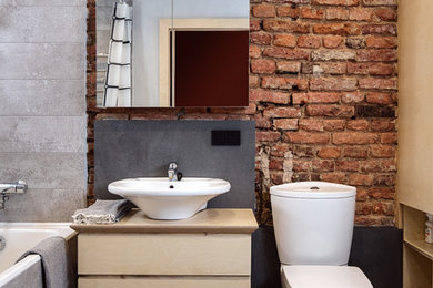 Inspiration för ett minimalistiskt badrum, med skåp i ljust trä