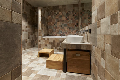 Idéer för ett mellanstort modernt badrum, med beige kakel, brun kakel, porslinskakel, klinkergolv i porslin, beiget golv, en dusch i en alkov, kaklad bänkskiva, ett badkar i en alkov och ett fristående handfat