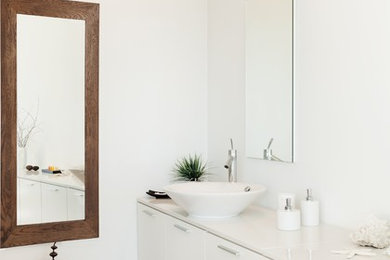 Настенное зеркало "ДУБРАВА" в интерьере ванной комнаты