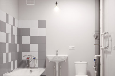 Стильный дизайн: маленькая главная ванная комната в современном стиле с ванной на ножках, унитазом-моноблоком, разноцветной плиткой, керамической плиткой, серыми стенами, полом из керамической плитки, подвесной раковиной и разноцветным полом для на участке и в саду - последний тренд