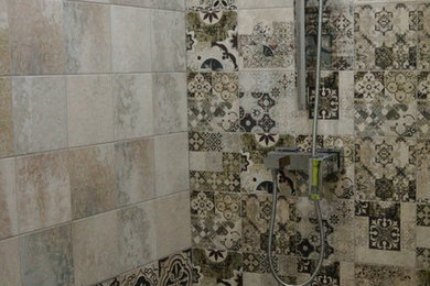 Пример оригинального дизайна: ванная комната среднего размера в стиле неоклассика (современная классика) с коричневыми фасадами, угловым душем, инсталляцией, разноцветной плиткой, керамической плиткой, коричневыми стенами, полом из керамической плитки и душевой кабиной