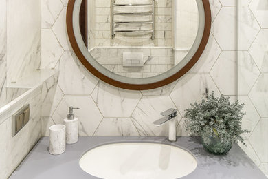 Свежая идея для дизайна: ванная комната в стиле фьюжн с акцентной стеной - отличное фото интерьера