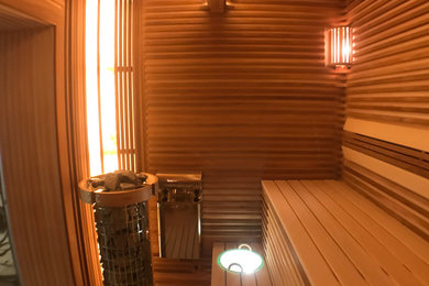 На фото: главная ванная комната среднего размера в современном стиле с