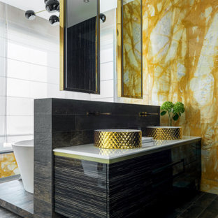 Inspiration för ett funkis vit vitt en-suite badrum, med släta luckor, svarta skåp, ett fristående badkar, gul kakel, ett fristående handfat och svart golv