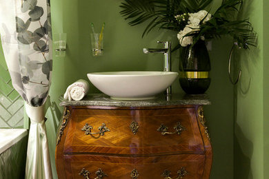 Foto på ett litet vintage grön en-suite badrum, med grön kakel, glaskakel, gröna väggar, klinkergolv i keramik, marmorbänkskiva, dusch med duschdraperi, skåp i mörkt trä, ett fristående handfat och beiget golv