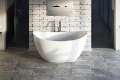 На фото: маленькая главная ванная комната в современном стиле с отдельно стоящей ванной, белыми стенами и серым полом с
