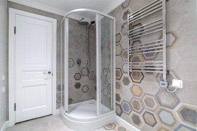 На фото: ванная комната в современном стиле с серой плиткой и душевой кабиной с