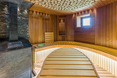 Идея дизайна: баня и сауна среднего размера с фасадами цвета дерева среднего тона