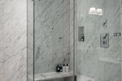 Свежая идея для дизайна: большая ванная комната в стиле неоклассика (современная классика) с серыми стенами и душевой кабиной - отличное фото интерьера