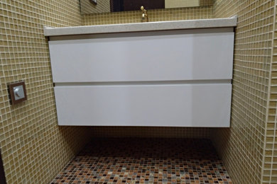 モスクワにあるコンテンポラリースタイルのおしゃれな浴室 (フラットパネル扉のキャビネット、白いキャビネット、人工大理石カウンター、洗面台1つ、フローティング洗面台) の写真