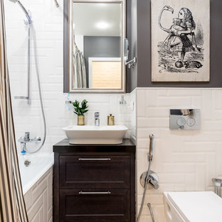 Ispirazione per una piccola stanza da bagno padronale chic con ante in legno bruno, vasca ad alcova, vasca/doccia, WC sospeso, piastrelle bianche, pareti grigie, lavabo a bacinella, pavimento beige, doccia con tenda, pavimento con piastrelle in ceramica, top in superficie solida, consolle stile comò e piastrelle in ceramica
