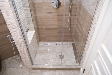 Diseño de cuarto de baño tradicional renovado de tamaño medio con baldosas y/o azulejos beige, baldosas y/o azulejos de cerámica y ducha con cortina