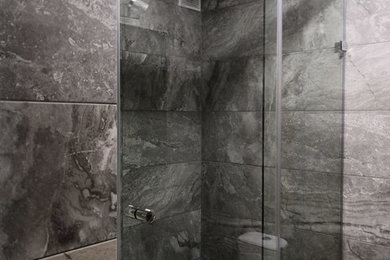 Пример оригинального дизайна: маленькая ванная комната с душем без бортиков, душевой кабиной и душем с раздвижными дверями для на участке и в саду