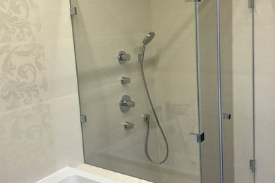Diseño de cuarto de baño tradicional pequeño con armarios tipo vitrina, ducha empotrada, aseo y ducha y ducha abierta