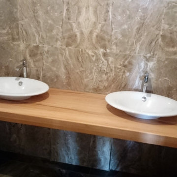 Столешница для ванной комнаты из цельно-ламельной лиственницы под две раковины.