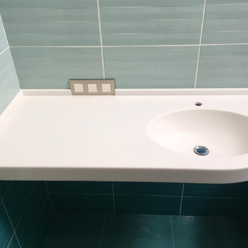 Столешница из искусственного камня белого цвета в ванную