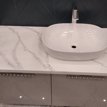 Столешница из искусственного камня белого цвета в ванную
