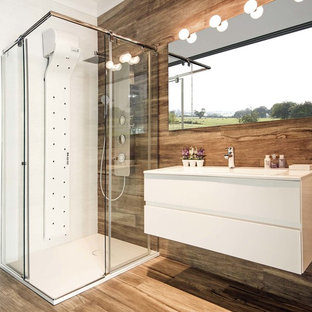 Mid-sized contemporary 3/4 bathroom in Moscow with white cabinets, solid surface benchtops, brown floor, a sliding shower screen and an integrated sink.