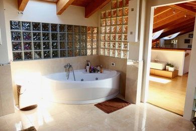 На фото: большая главная ванная комната в классическом стиле с гидромассажной ванной, бежевой плиткой, керамической плиткой, бежевыми стенами, полом из керамической плитки и бежевым полом