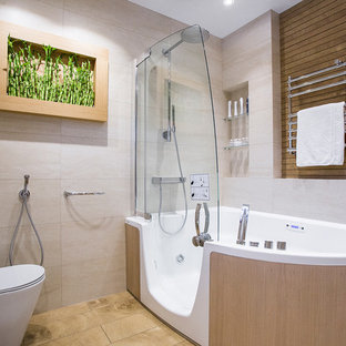 Idéer för att renovera ett mellanstort funkis en-suite badrum, med en jacuzzi, en toalettstol med separat cisternkåpa och beige kakel