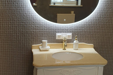 モスクワにあるミッドセンチュリースタイルのおしゃれなバスルーム (浴槽なし) (独立型洗面台) の写真