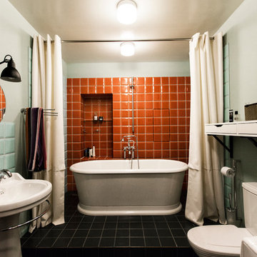 В гостях: Мужской интерьер с красной перегородкой и ванной на подиуме
