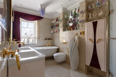 Стильный дизайн: большая главная ванная комната в стиле неоклассика (современная классика) с бежевыми фасадами, отдельно стоящей ванной, угловым душем, писсуаром, бежевой плиткой, керамической плиткой, бежевыми стенами, полом из керамогранита, раковиной с несколькими смесителями, бежевым полом и душем с распашными дверями - последний тренд