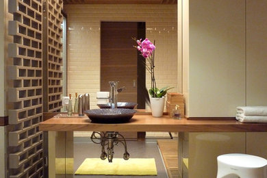 Пример оригинального дизайна: ванная комната в современном стиле с бежевой плиткой, керамической плиткой, полом из цементной плитки, накладной раковиной и столешницей из дерева