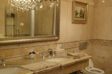 モスクワにある高級な広いトランジショナルスタイルのおしゃれなマスターバスルーム (インセット扉のキャビネット、ベージュのキャビネット、アンダーマウント型浴槽、ベージュのタイル、大理石タイル、ベージュの壁、大理石の床、大理石の洗面台、ベージュの床、ベージュのカウンター) の写真