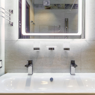 Ванная комната: раковина с двумя изливами и зеркало с подсветкой