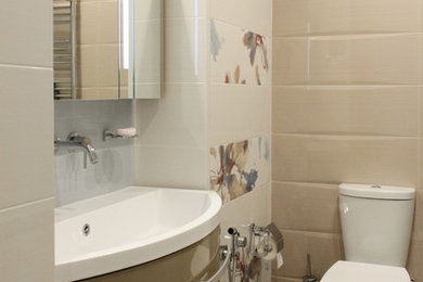 Свежая идея для дизайна: ванная комната среднего размера в современном стиле с плоскими фасадами, коричневыми фасадами, полом из керамогранита, раздельным унитазом, монолитной раковиной и бежевой плиткой - отличное фото интерьера