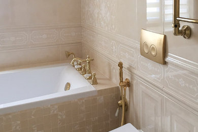 На фото: ванная комната в классическом стиле с гигиеническим душем с