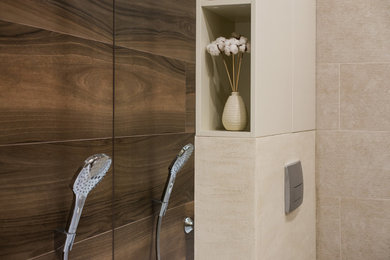 Пример оригинального дизайна: большая главная ванная комната в современном стиле с плоскими фасадами, белыми фасадами, полновстраиваемой ванной, открытым душем, инсталляцией, бежевой плиткой, керамогранитной плиткой, бежевыми стенами, полом из керамогранита, накладной раковиной, столешницей из искусственного камня, коричневым полом, душем с распашными дверями и белой столешницей