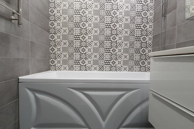 Источник вдохновения для домашнего уюта: ванная комната с серыми стенами, полом из керамической плитки, серым полом и шторкой для ванной