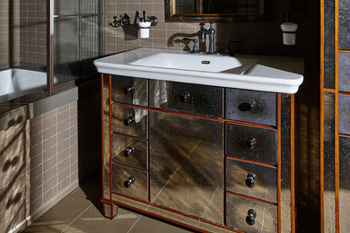 Пример оригинального дизайна: ванная комната в классическом стиле с монолитной раковиной