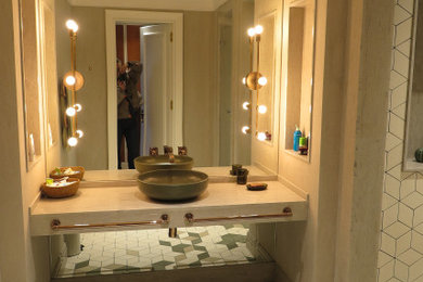 Стильный дизайн: большая главная ванная комната с бежевыми стенами, полом из керамической плитки, раковиной с пьедесталом, белым полом, бежевой столешницей и тумбой под одну раковину - последний тренд