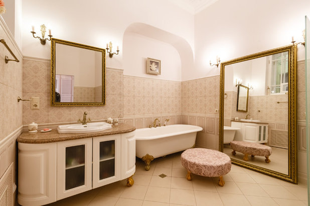 Классический Ванная комната by Rina