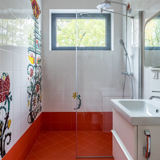 Immagine di una piccola stanza da bagno per bambini bohémian con ante lisce, ante bianche, piastrelle bianche, piastrelle multicolore, piastrelle in ceramica, pavimento in gres porcellanato, pavimento rosso, doccia a filo pavimento, lavabo a consolle e doccia aperta