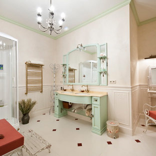 Ispirazione per una stanza da bagno con doccia mediterranea con ante verdi, doccia ad angolo, piastrelle bianche, pareti bianche, lavabo sottopiano e pavimento in gres porcellanato