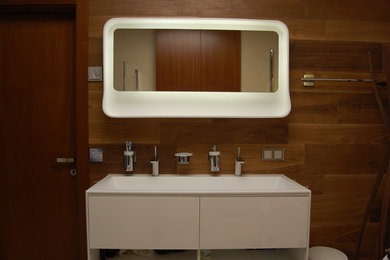 Идея дизайна: ванная комната среднего размера в современном стиле с раковиной с несколькими смесителями и столешницей из искусственного камня