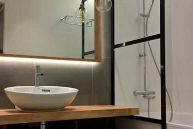Пример оригинального дизайна: ванная комната среднего размера в современном стиле с открытыми фасадами, фасадами цвета дерева среднего тона, ванной на ножках, душевой кабиной и столешницей из дерева