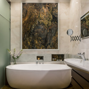 75+ Badezimmer mit grünem Boden und Falttür-Duschabtrennung Ideen