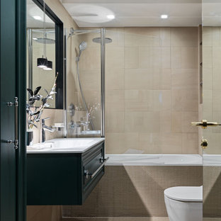 Klassisk inredning av ett mellanstort vit vitt en-suite badrum, med luckor med upphöjd panel, gröna skåp, ett badkar i en alkov, en dusch/badkar-kombination, en vägghängd toalettstol, beige kakel, ett integrerad handfat, beiget golv och med dusch som är öppen