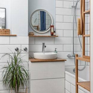 Idéer för ett minimalistiskt brun en-suite badrum, med släta luckor, vita skåp, ett badkar i en alkov, en dusch/badkar-kombination, vit kakel, tunnelbanekakel, grå väggar, ett fristående handfat, brunt golv och dusch med duschdraperi