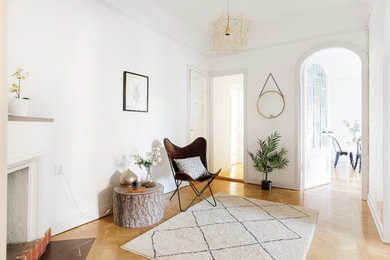 Idéer för att renovera ett mellanstort skandinaviskt separat vardagsrum, med ett finrum, vita väggar och ljust trägolv