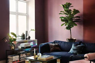 ストックホルムにある北欧スタイルのおしゃれなリビング (紫の壁、テレビなし) の写真